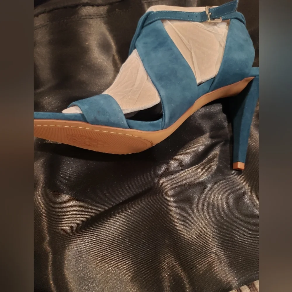 NWT Vince Camuto VC- Kalintie Suede Shoes - Picture 6 of 12